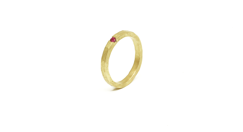 Tepany zlaty prsten s rubinom