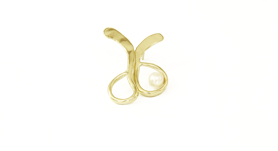 Zlate asymetricke nausnice s perlou